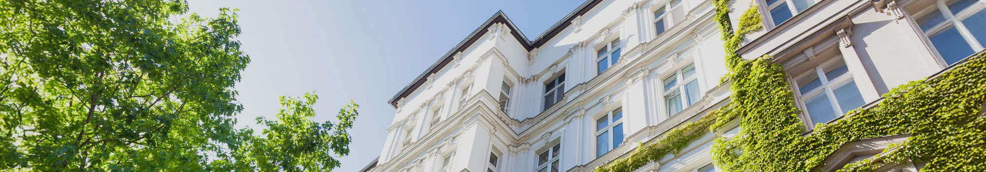 Baustelle eines Einfamilienhauses im Abendlicht